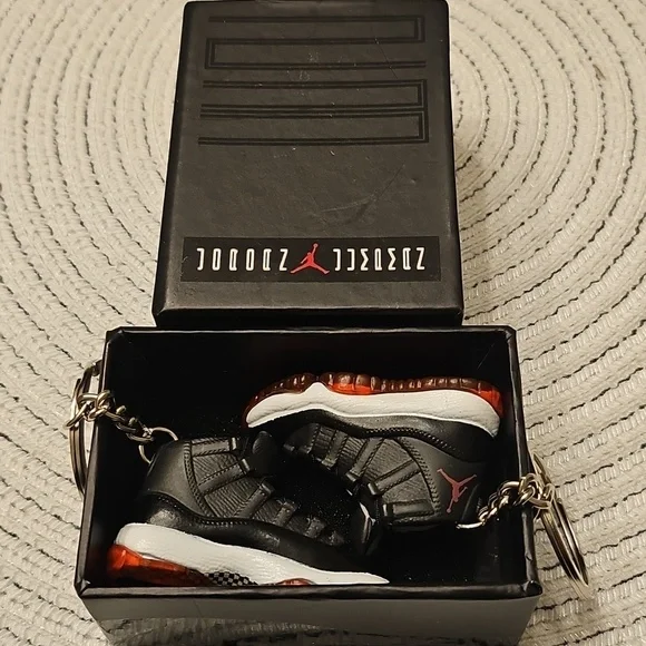 Jordan 11 Keychains With Box - Picture 4 of 4